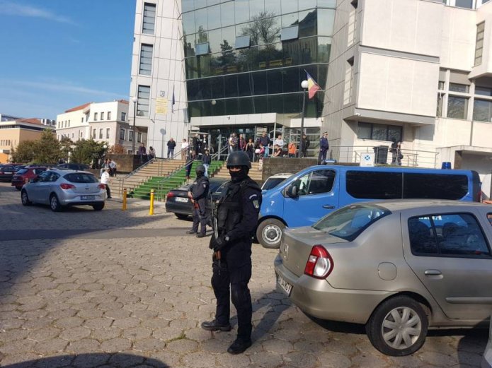 Mascati inarmati pazesc intrarea in tribunalul din Constanta