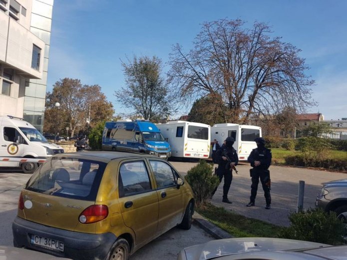 Mascati inarmati pazesc intrarea in tribunalul din Constanta